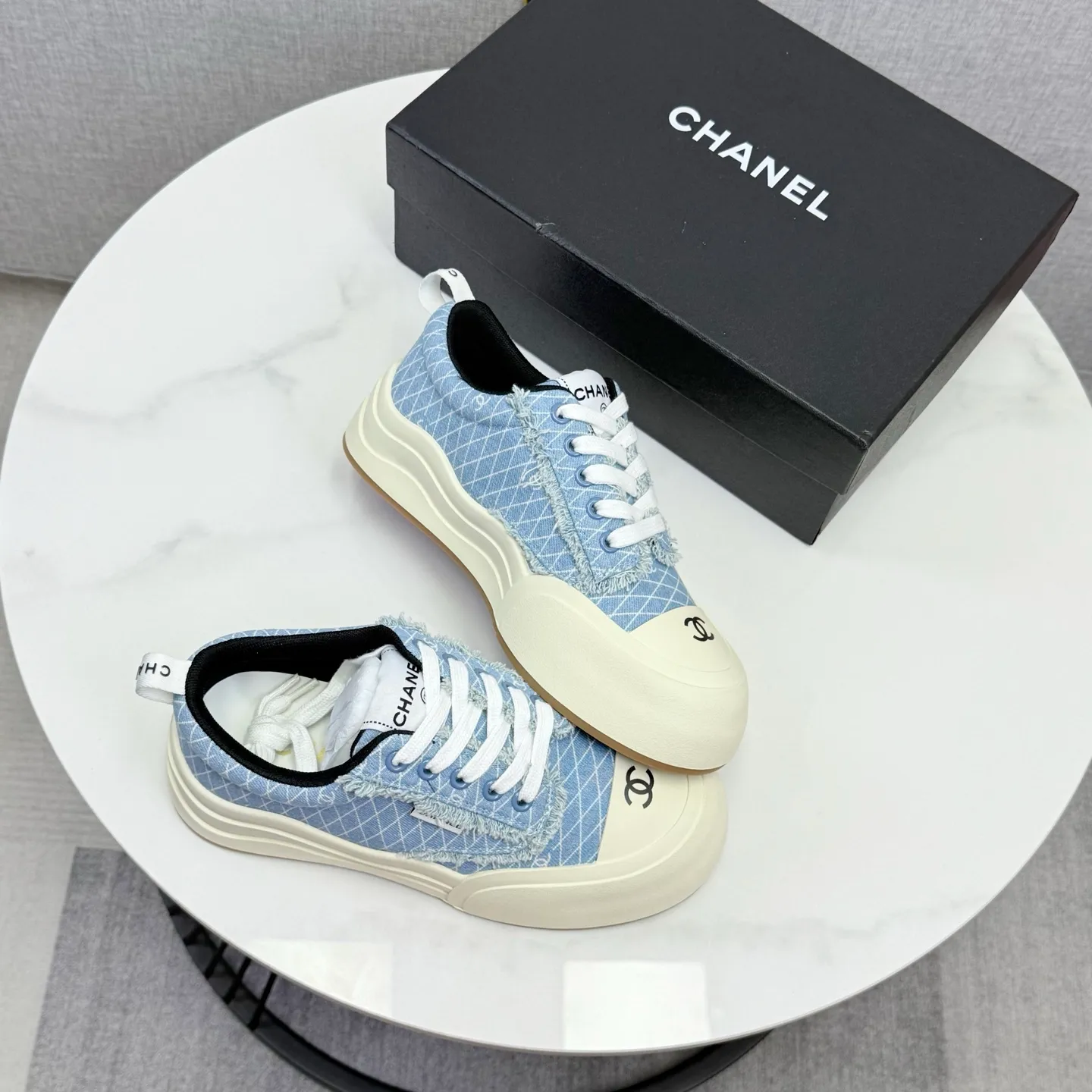 👟👟Ex-factory price 600👟👟Chanel Panda Shoes! 2025 counter's top casual sports shoes, this classic design; the upper is in the style of electric embroidery with various techniques; the outsole is fashionable and sporty; the unusual inclusion of a variety of color matching elements... The diversified mix and match is very good-looking and versatile, and can be used for leisure, fashion, sports, and outdoor... ꫛꫀꪝ Go➫ Materials: ❶Upper made of: original imported first-layer silk cowhide + original version waterproof cloth + original first-layer cowhide ❷Inner lining: Original Yangli+wang ❸ Outsole based on: Original TPU combination outsole Counter boutique packaging complete set for women 35–41